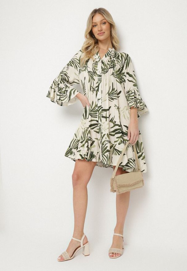 Born2be - Zielona Sukienka z Wiskozy o Rozkloszowanym Kroju z Falbanami w Roślinny Wzór Ridiara. Okazja: na co dzień, na imprezę. Typ kołnierza: dekolt w serek. Kolor: zielony. Materiał: wiskoza. Typ sukienki: rozkloszowane. Styl: casual, elegancki, klasyczny