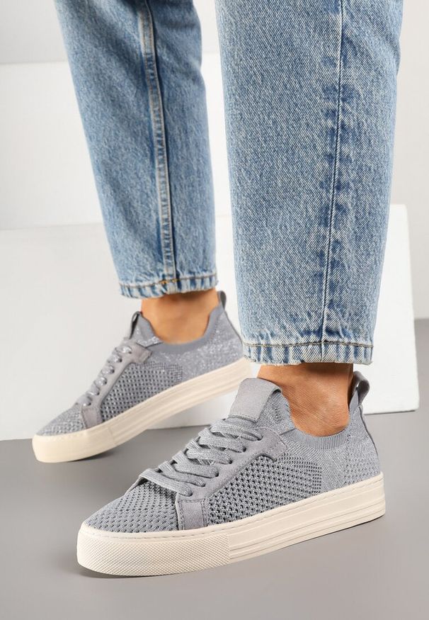 Born2be - Srebrne Sneakersy z Siateczkową Cholewką i Metaliczną Nicią Nimiovana. Okazja: na co dzień. Kolor: srebrny. Materiał: jeans. Szerokość cholewki: normalna. Sezon: lato
