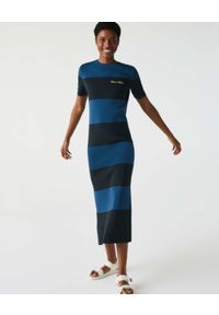 Lacoste - LACOSTE - Sukienka w paski z logo. Kolor: czarny. Materiał: prążkowany. Wzór: paski. Typ sukienki: dopasowane. Długość: maxi #1