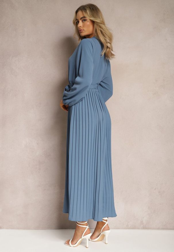 Renee - Niebieska Rozkloszowana Sukienka Maxi Plisowana Wiązana w Pasie Terilla. Kolor: niebieski. Materiał: materiał. Typ sukienki: koszulowe. Długość: maxi