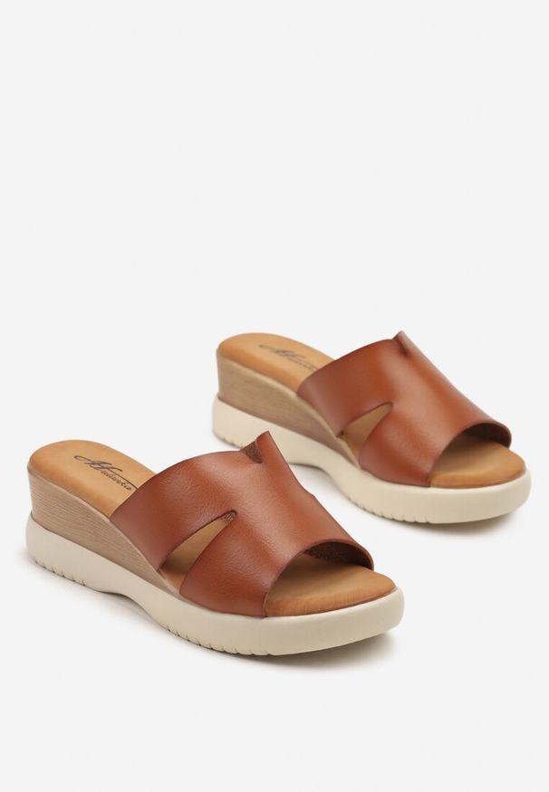 Renee - Brązowe Klapki na Koturnie z Cholewką Zdobioną Wycięciami Zerelle. Kolor: brązowy. Wzór: aplikacja. Obcas: na koturnie. Styl: elegancki