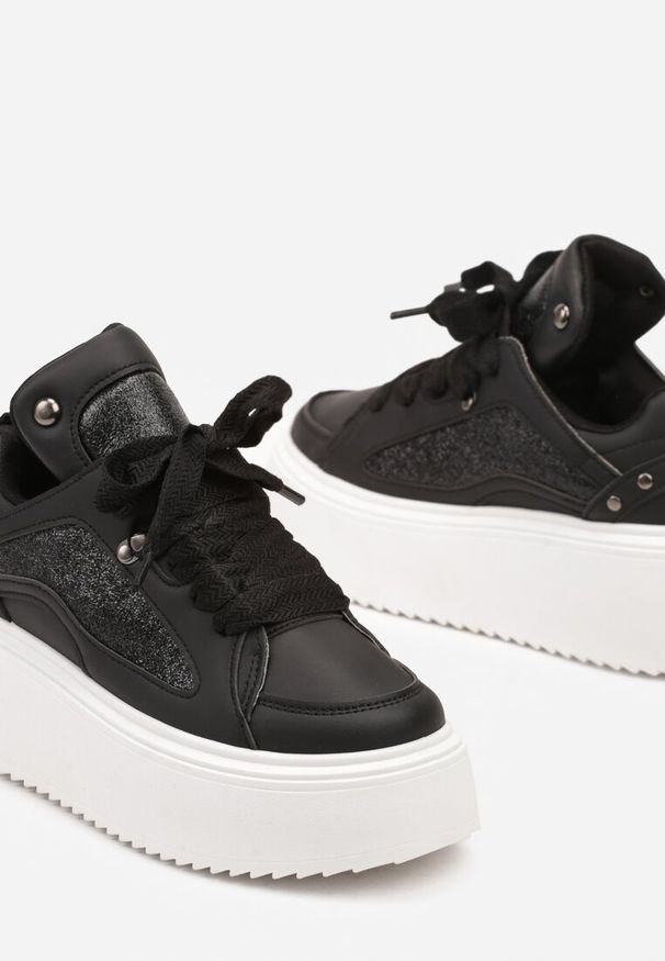 Renee - Czarne Sznurowane Sneakersy na Platformie Ozdobione Nitami Werirae. Kolor: czarny. Wzór: aplikacja. Obcas: na platformie