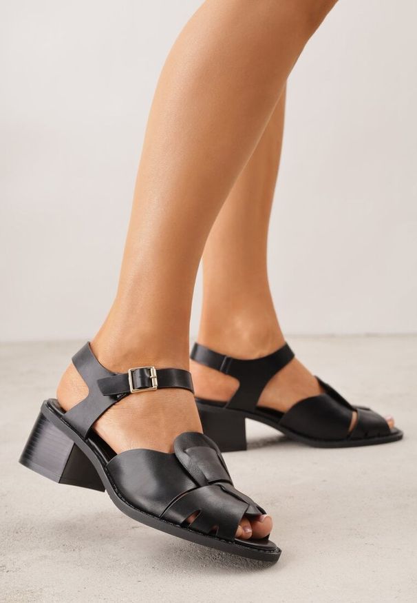 Renee - Czarne Sandały na Słupku z Geometryczną Cholewką Aiganele. Zapięcie: sprzączka. Kolor: czarny. Materiał: jeans. Wzór: geometria. Obcas: na słupku. Styl: klasyczny. Wysokość obcasa: średni