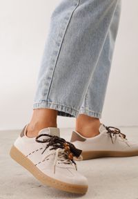 Renee - Beżowe Sneakersy Typu Klasyczne Tenisówki Retro z Podwójnym Wiązaniem z Frędzlami Kotena. Okazja: na co dzień. Zapięcie: sznurówki. Kolor: beżowy. Materiał: jeans. Szerokość cholewki: normalna #4