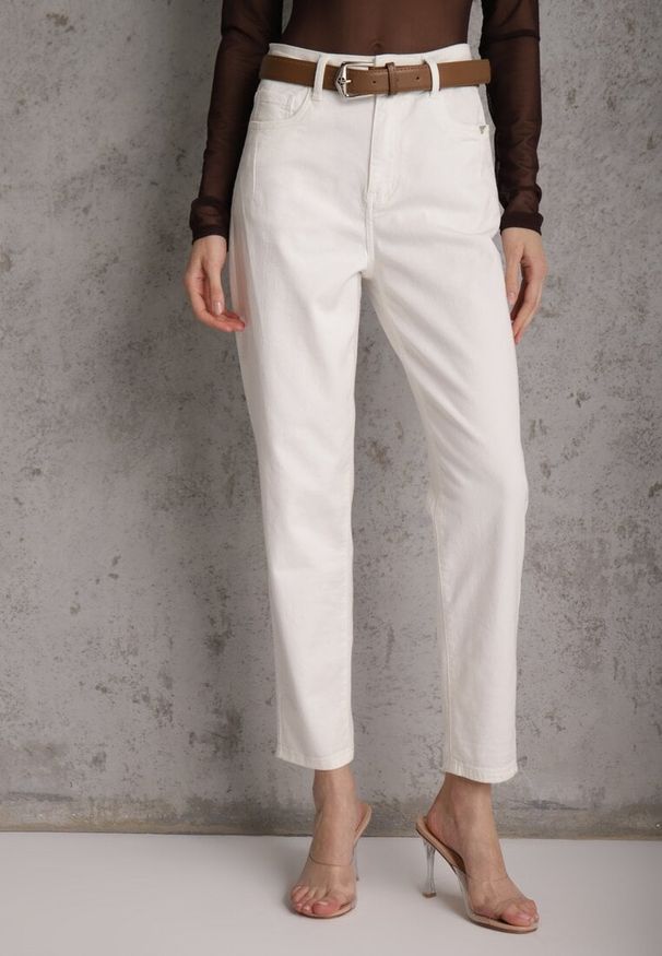 Renee - Białe Jeansy Mom Fit z Wiskozą Bawełną i Paskiem z Metaliczną Klamrą Salennith. Okazja: na co dzień. Stan: podwyższony. Kolor: biały. Styl: casual