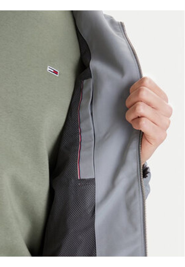 Tommy Jeans Kurtka przejściowa Essential DM0DM22720 Szary Regular Fit. Kolor: szary. Materiał: syntetyk