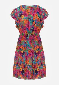 Born2be - Fuksjowa Rozkloszowana Sukienka z Wiskozy z Falbanką Nespena. Okazja: na co dzień. Typ kołnierza: dekolt w kształcie V. Kolor: różowy. Wzór: kwiaty. Typ sukienki: rozkloszowane, proste. Materiał: wiskoza. Długość rękawa: krótki rękaw. Sezon: lato. Styl: casual, elegancki #3