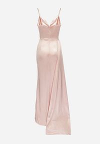Born2be - Różowa Sukienka Satynowa z Trenem na Ramiączkach i Rozcięciem na Nogę Lisandoria. Okazja: na wesele, na ślub cywilny, na imprezę. Kolor: różowy. Materiał: satyna. Długość rękawa: na ramiączkach. Styl: elegancki #6