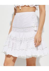 GADO GADO - Biała spódnica z falbanami. Stan: podwyższony. Kolor: biały. Materiał: koronka, bawełna. Wzór: haft, aplikacja, koronka. Sezon: lato