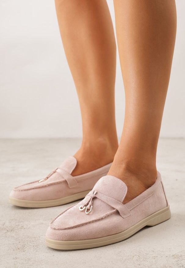 Renee - Różowe Mokasyny z Imitacji Zamszu Zdobione Zawieszką i Przeszyciem Aezoris. Okazja: na co dzień. Kolor: różowy. Materiał: zamsz. Wzór: aplikacja. Styl: casual, elegancki