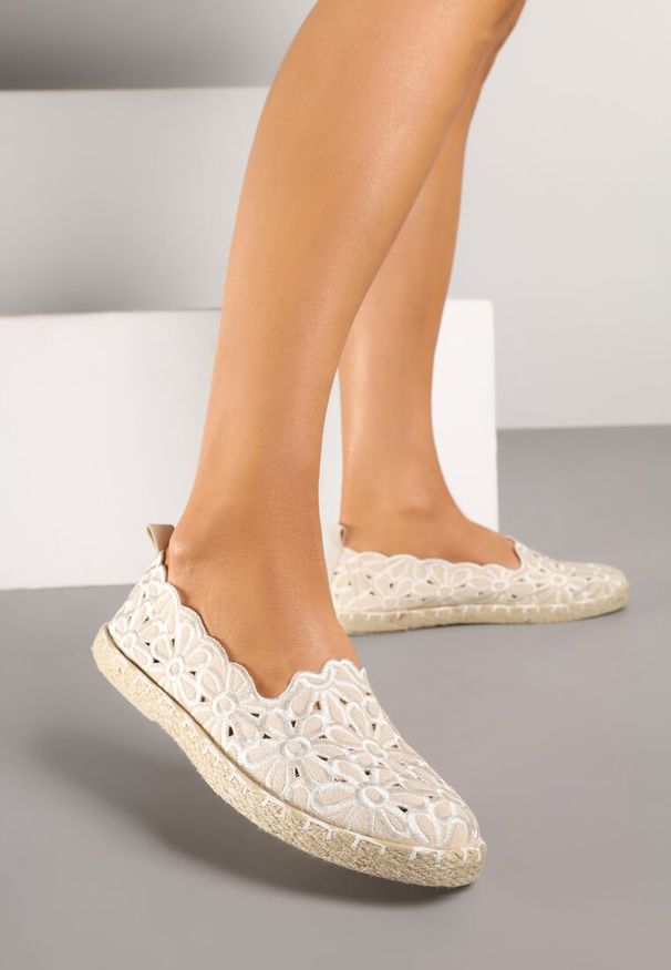 Renee - Beżowe Plecione Espadryle Vices z Kwiatowym Motywem z Ażurowymi Wycięciami Honavia. Okazja: na spacer, na co dzień. Kolor: beżowy. Materiał: jeans. Wzór: kwiaty, ażurowy. Styl: casual