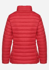 Born2be - Czerwona Pikowana Kurtka z Kieszeniami Zapinanymi na Zamek Błyskawiczny Mivindra. Okazja: na co dzień. Kolor: czerwony. Materiał: jeans. Styl: casual