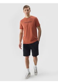 4f - 4F Spodenki dresowe męskie - czarne XXL. Kolor: czarny. Materiał: dresówka. Długość: krótkie. Wzór: nadruk, gładki, ze splotem #1