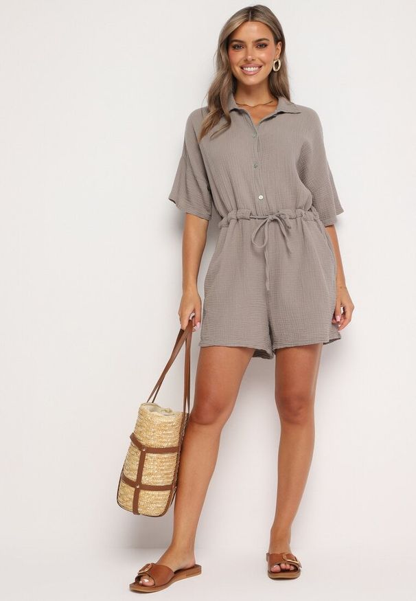 Born2be - Ciemnobeżowy Muślinowy Kombinezon z Bawełny Wiązany w Talii z Guzikami Dlirena. Kolor: beżowy. Materiał: bawełna. Długość rękawa: krótki rękaw. Długość: krótkie. Styl: elegancki
