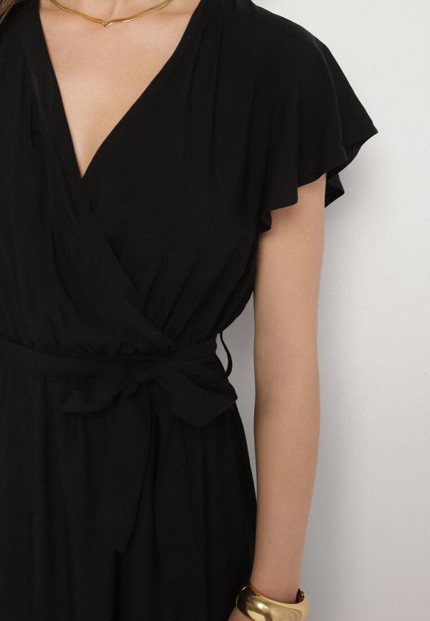 Born2be - Czarna Wiskozowa Sukienka z Kopertowym Dekoltem z Paskiem Savorlisse. Okazja: na co dzień. Kolor: czarny. Materiał: wiskoza. Wzór: aplikacja. Typ sukienki: kopertowe. Styl: klasyczny, casual