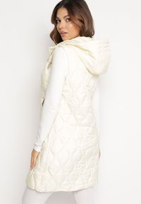 Born2be - Jasnobeżowa Pikowana Kamizelka z Kapturem Nomppe. Typ kołnierza: kaptur. Kolor: beżowy #3