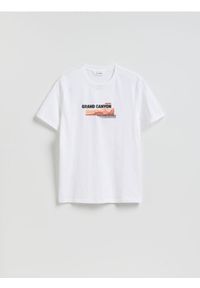 Reserved - T-shirt regular z nadrukiem - biały. Kolor: biały. Materiał: dzianina, bawełna. Wzór: nadruk #1