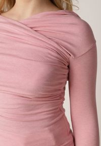 Born2be - Różowa Bluzka z Bawełną Dekoltem Typu Łódka i Marszczeniem Typhatos. Okazja: na co dzień. Kolor: różowy. Materiał: bawełna. Styl: casual, elegancki #7