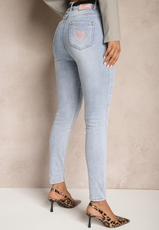 Renee - Niebieskie Jeansy o Kroju Slim High Waist Zdobione Haftem w Kształcie Serca Araniah. Okazja: na co dzień. Stan: podwyższony. Kolor: niebieski. Wzór: aplikacja, haft. Sezon: lato, wiosna. Styl: elegancki, casual