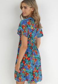 Born2be - Niebieska Sukienka Mini z Szeroką Gumką w Talii i Kopertowym Dekoltem Nevun. Typ kołnierza: dekolt kopertowy. Kolor: niebieski. Materiał: wiskoza. Wzór: kolorowy, aplikacja, kwiaty. Sezon: lato. Typ sukienki: kopertowe. Długość: mini #5