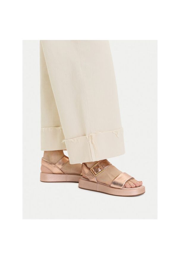 Sandały Clarks. Kolor: złoty
