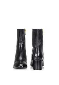 Ochnik - Buty damskie. Kolor: czarny. Materiał: skóra, lakier. Szerokość cholewki: normalna. Obcas: na obcasie. Styl: elegancki, klasyczny. Wysokość obcasa: średni #3
