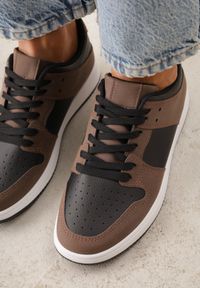 Born2be - Brązowe Sneakersy Ozdobione Perforacją Isselina. Okazja: na spacer, na co dzień. Kolor: brązowy. Wzór: aplikacja. Sport: turystyka piesza #4