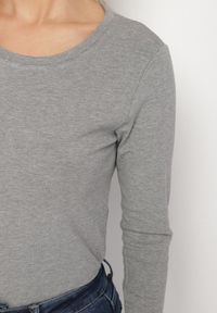 Born2be - Szara Bluzka Typu Longsleeve z Okrągłym Dekoltem Unelessa. Kolor: szary. Materiał: jeans. Długość rękawa: długi rękaw. Styl: elegancki, klasyczny #3