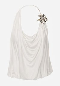 Renee - Biały Marszczony Top Halter z Łańcuszkiem i Kwiatem Przy Dekolcie Idivanna. Okazja: na imprezę. Typ kołnierza: dekolt halter. Kolor: biały. Materiał: jeans. Wzór: kwiaty. Styl: elegancki #6