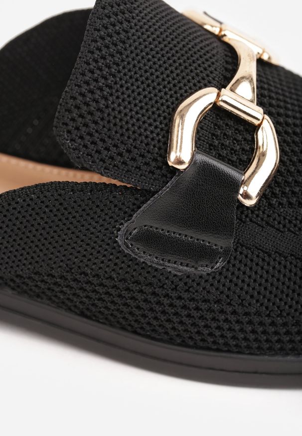 Renee - Czarne Klapki Mule Ozdobione Klamrą Peromela. Okazja: na co dzień. Kolor: czarny. Materiał: dzianina. Wzór: aplikacja. Styl: elegancki, casual
