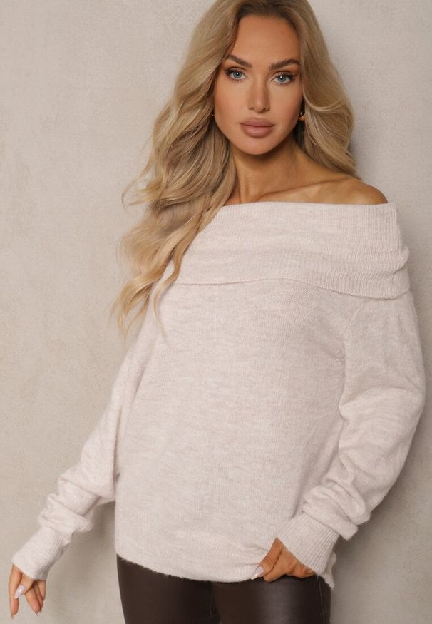 Renee - Beżowy Sweter z Wiskozą i Wełną Ozdobiony Wywiniętym Dekoltem Ravarienne. Kolor: beżowy. Materiał: wiskoza, wełna. Wzór: aplikacja. Sezon: zima