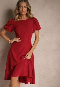 Renee - Bordowa Rozkloszowana Sukienka Vices Ozdobiona Odpinanym Kwiatem 3D Koleira. Okazja: na co dzień. Kolor: czerwony. Wzór: aplikacja, kwiaty. Styl: klasyczny, casual
