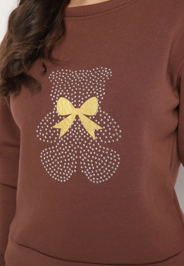 Born2be - Brązowy Bawełniany Komplet Dresowy z Ociepleniem i Misiem Bluza i Spodnie z Gumką w Pasie Nelasina. Kolor: brązowy. Materiał: dresówka, bawełna. Wzór: aplikacja