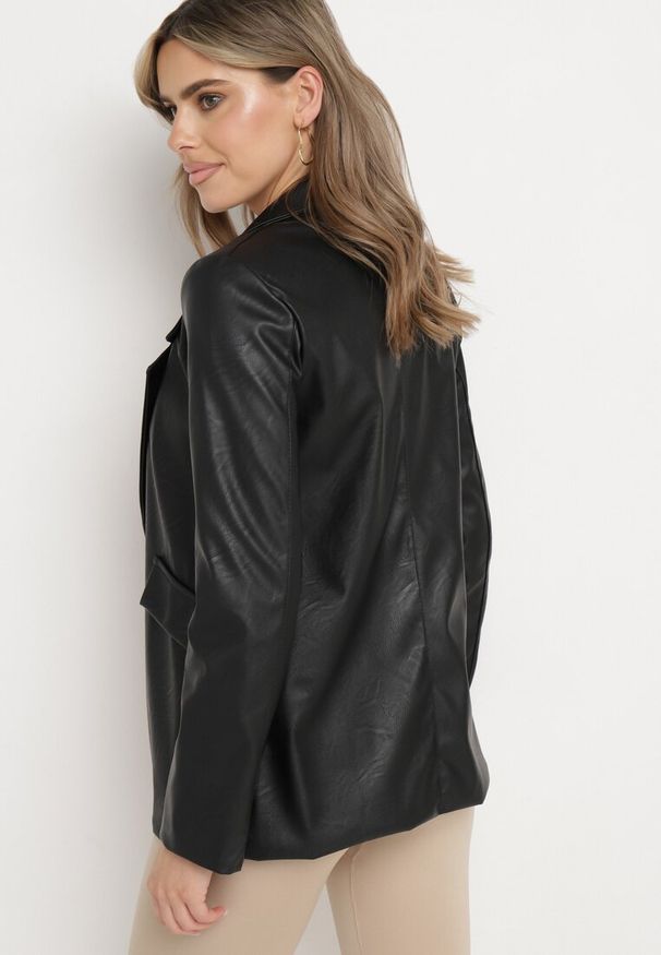 Born2be - Czarna Marynarka o Pudełkowym Fasonie z Ekoskóry z Poduszkami w Ramionach Sunins. Okazja: na spotkanie biznesowe, na co dzień. Kolor: czarny. Materiał: wiskoza, jeans. Wzór: aplikacja. Sezon: wiosna, jesień. Styl: elegancki, casual, klasyczny, biznesowy