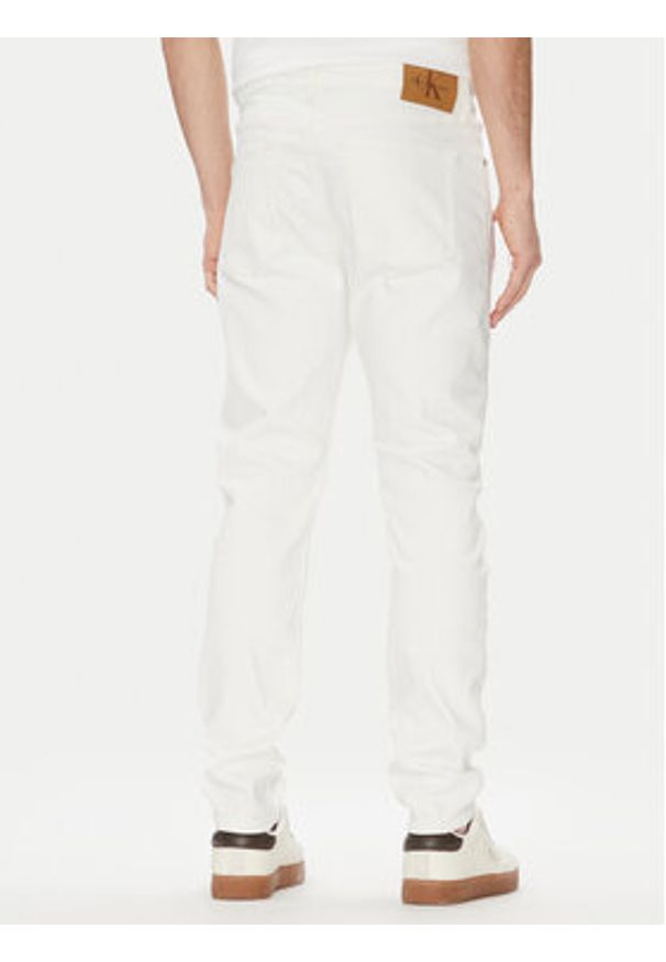 Calvin Klein Jeans Jeansy J30J327541 Biały Slim Fit. Kolor: biały