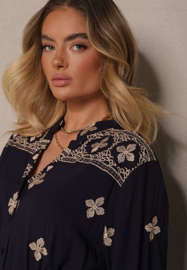 Renee - Niebieska Sukienka z Bawełną Haftem i Sznurkiem w Pasie Zenlio. Okazja: na co dzień. Kolor: niebieski. Materiał: bawełna. Wzór: haft. Styl: klasyczny, casual, elegancki