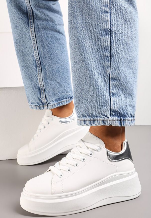 Renee - Biało-Srebrne Sznurowane Sneakersy na Niskiej Platformie z Imitacji Skóry Ajanfa. Kolor: biały. Materiał: skóra. Obcas: na platformie