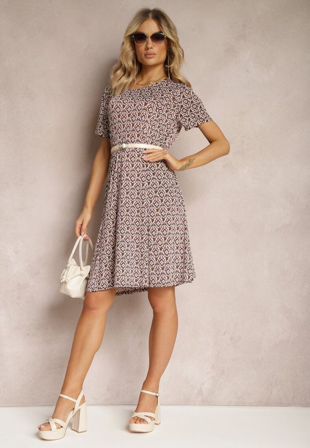 Renee - Brązowa Wiskozowa Sukienka o Rozkloszowanym Fasonie z Ornamentalnym Wzorem Jasminas. Kolor: brązowy. Materiał: wiskoza. Styl: boho