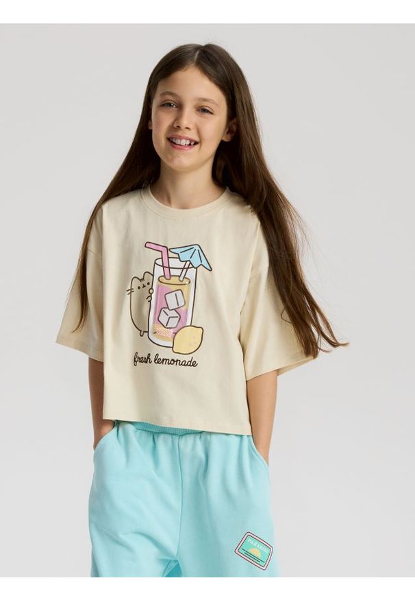 Reserved - Krótki t-shirt Pusheen - beżowy. Kolor: beżowy. Materiał: bawełna. Długość: krótkie
