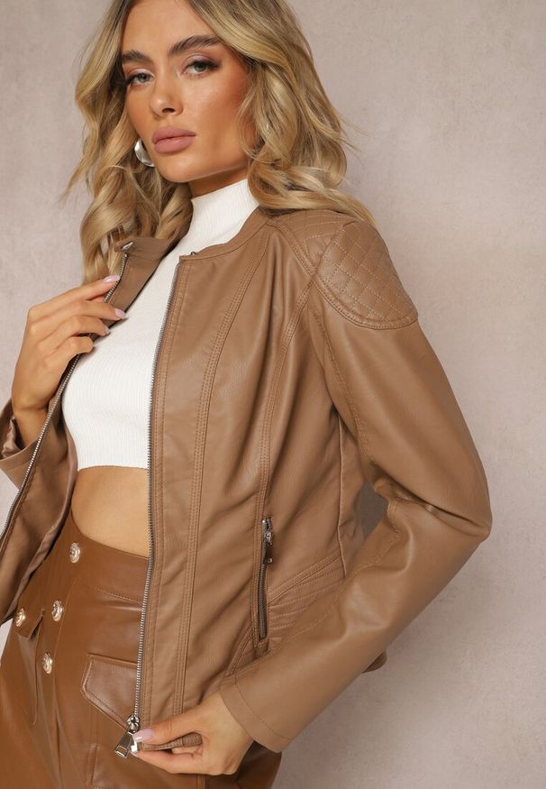 Renee - Brązowa Ramoneska Kurtka z Ekoskóry Zapinana pod Szyją Orifaga. Okazja: do pracy, na co dzień. Kolor: brązowy. Materiał: jeans. Styl: elegancki, casual