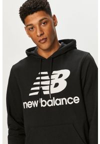 New Balance Bluza MT03558BK męska kolor czarny z kapturem z nadrukiem. Okazja: na co dzień. Typ kołnierza: kaptur. Kolor: czarny. Wzór: nadruk. Styl: casual