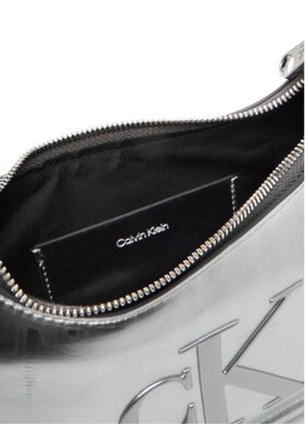 Calvin Klein Torebka Bold Ck Metallic Shoulder Bag LV04F3332G Srebrny. Kolor: srebrny. Materiał: skórzane