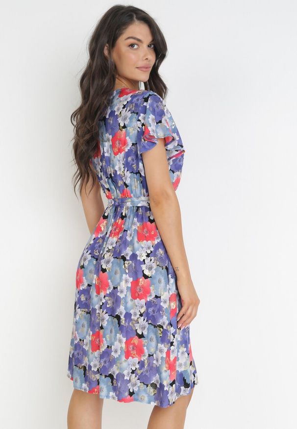 Born2be - Niebiesko-Czerwona Rozkloszowana Sukienka z Metaliczną Nitką i Wiązanym Paskiem Noldan. Kolor: niebieski. Materiał: wiskoza, tkanina, materiał. Wzór: kwiaty