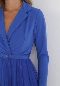 Born2be - Granatowa Kopertowa Sukienka Mini z Paskiem i Tiulem na Dole Anaida. Kolor: niebieski. Materiał: tiul. Wzór: aplikacja. Typ sukienki: kopertowe. Długość: mini #2