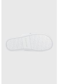 Calvin Klein klapki damskie kolor biały. Nosek buta: okrągły. Kolor: biały. Materiał: materiał, guma. Wzór: gładki. Obcas: na obcasie. Wysokość obcasa: niski #2