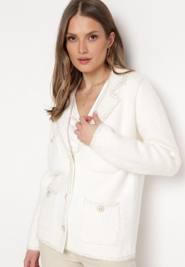 Born2be - Biały Kardigan Wiskozowy Ozdobiony Złotą Nicią Eontta. Okazja: na co dzień. Kolor: biały. Materiał: wiskoza. Długość: długie. Wzór: aplikacja. Styl: casual, elegancki