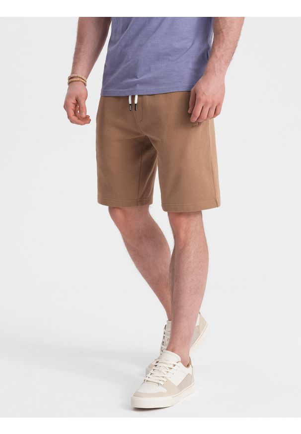 Ombre Clothing - Spodenki męskie dzianinowe ze ściągaczem i kieszeniami - brązowe V2. Kolor: brązowy. Materiał: dzianina. Styl: wakacyjny