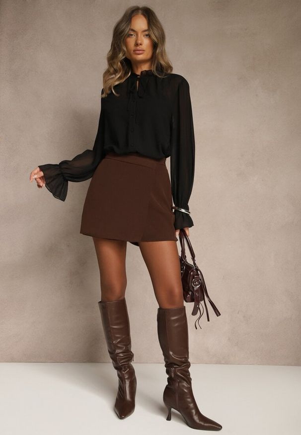 Renee - Czarna Siateczkowa Koszula VICES Zdobiona Falbankami i Wiązaniem Zevoria. Okazja: na co dzień. Typ kołnierza: kołnierz z falbankami. Kolor: czarny. Materiał: jeans. Długość rękawa: długi rękaw. Długość: długie. Wzór: aplikacja. Styl: klasyczny, casual