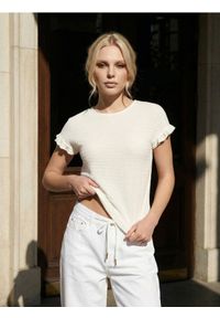 Sinsay - Koszulka z falbankami - kremowy. Typ kołnierza: kołnierz z falbankami. Kolor: kremowy #1