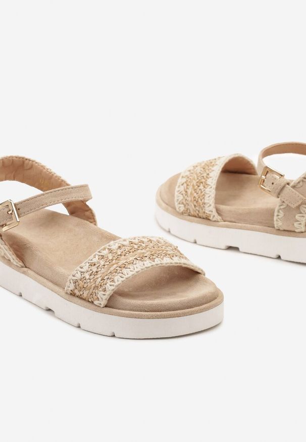 Born2be - Ciemnobeżowe Płaskie Sandały w Stylu Boho Zapinane na Sprzączkę Furetta. Okazja: na spotkanie biznesowe. Nosek buta: otwarty. Zapięcie: sprzączka. Kolor: beżowy. Wzór: aplikacja. Sezon: lato. Styl: boho